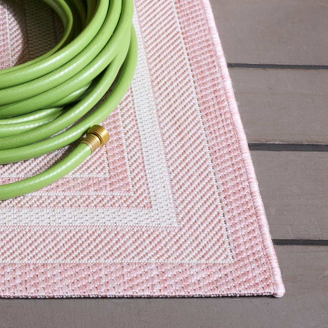 Courtyard Vickie Indoor/ Outdoor Waterproof Patio Backyard Rug