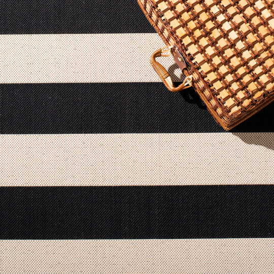 Courtyard Apolonija Indoor/ Outdoor Waterproof Backyard Patio Rug